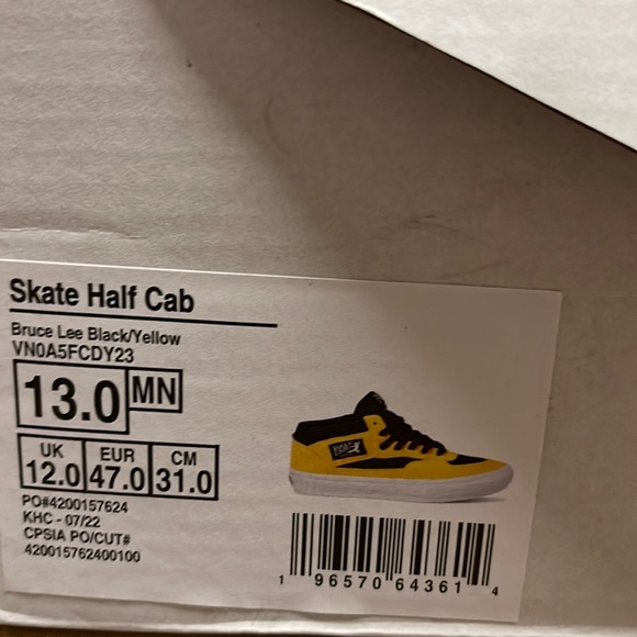 Vans • Men’s Skate Half Cab
Bruce Lee Black/Yellow
VN0A5FCDY23
Sneakers - Picture 15 of 16
